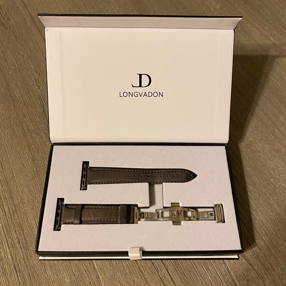 LONGVADON | Classic Series Apple Watch Band in Shark Gray - Picture 3 of 7